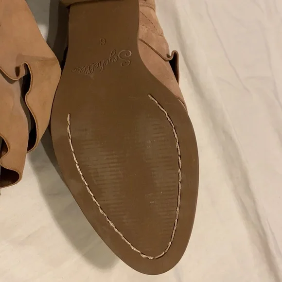 Beige Suede Ruffled Shoes - Picture 3 of 7